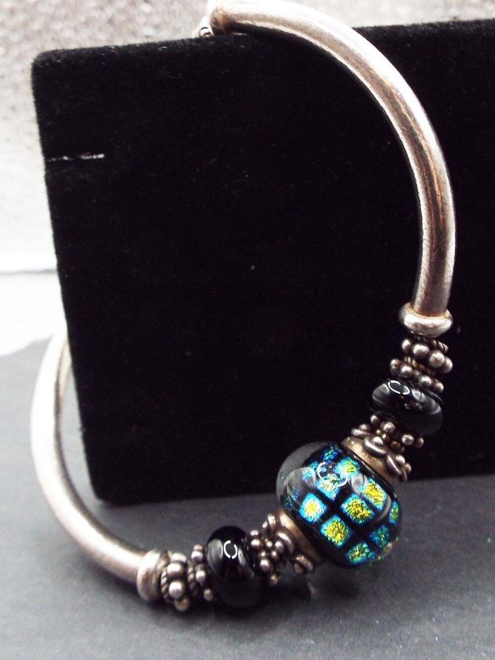 SJS SILVER BENT TUBES W/ ETRUSCAN DETAILS DICHROIC ART GLASS BRACELET 77